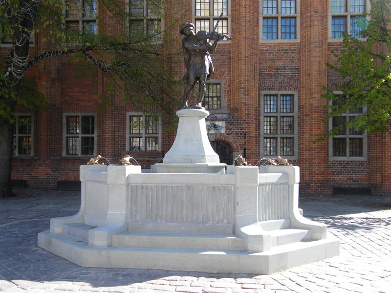 Rzeźba fontanny Flisaka, Rynek Staromiejski w Toruniu