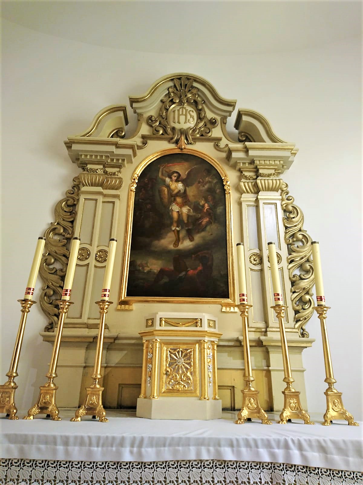Ołtarz główny w kościele pw. św. Michała Archanioła w Brudni